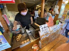 来たかったのは十分駅近くのここ！猫の肉球型ベビーカステラ屋台。
7.8年前に買って、可愛くて美味しかったからまた食べたかったの。
コロナ禍を乗り越えて、やってて良かった。、