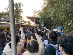 十分駅から三駅、15分ほどのみっしりすし詰め苦行を経て平溪駅着。
しかし改札が一つしかないので、降りてからもホーム上で暫く進めず。

まだ明るくても登って行くランタンがチラホラ。