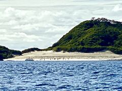 【座間味島へ行ってみる】

この航路の名称：「みつしま」は...

座間味村の三つの島（外地島は無人島なので入らない？）に住人を繋いでいるものという意味で､島内の小学生からのアイデアが採用されたものだそー｡


写真：安慶名敷島にある「アゲナシクの浜」...この辺りの珊瑚礁もかなり綺麗らしい...