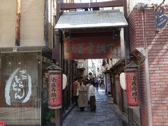 　「こいさん通り」を行くと、昭和歌謡曲にも歌われた「法善寺横丁」の入口。