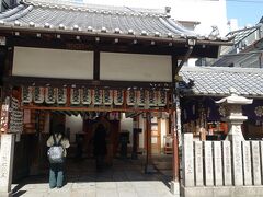　その入口近くにあるのが法善寺。有名な割にとても小さな浄土宗のお寺です。