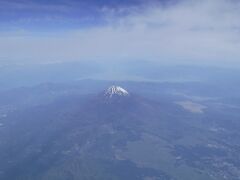 羽田07:45→09:35鹿児島ANA2471便、ソラシドエアーシェア便です
定刻どおりに飛び立ちます
富士山は、まだまだ雪をかぶっています