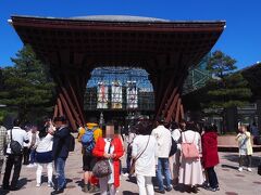 金沢駅を通り抜けます。

鼓門には朝早くから記念写真を撮る観光客が溢れかえっています。なので私たちも‥。