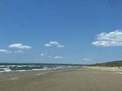 平らでまっすぐな砂浜が延々と続きます。天気は最高。

50年前にも走っていますが、そのときのことはよく覚えていません。