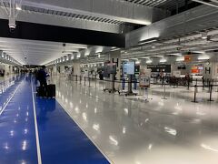 今年3月に出発ロビーが拡張された成田空港のLCCターミナルから出発です。ジェットスターが一番入口側でセキュリティーまで100m以上あるんじゃないか？第2ターミナルからはバスより徒歩の方が早い謎構造。係の人が「お急ぎの方は歩いて～」ってアナウンスしてました。