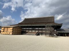 紫宸殿！移転、再建されているとは言え日本の中心地、一度見ておきたかったんです。「神」が住んでいたんですねー。