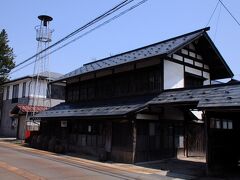 古い建物が多く残るあら町に出た。その街並みの中に、山一醤油と言う老舗の味噌醤油の醸造所があった。その建物は、大正9年(1920)頃に再建されたもので、長井の伝統的な商家の佇まいが残ってるそうである。隣に立つ火の見櫓も懐かしい。近くには、松龍園と言う茶舗など、趣のある建物がいくつかあった。