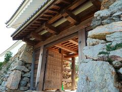 天守門入り口の左右には、大きな石（鏡石）を配置。

櫓や天守は、家康後に入った秀吉配下の堀尾吉晴が築いたもの。