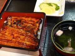 やっちまは うな重（写真 4,290円）、ダンナさんは 上うな重（4,565円）を。

