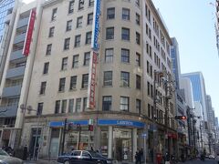 　明治屋ビル。曽禰中條建築事務所の設計で大正3年（１９２４）に明治屋の大阪店として完成した地上７階、地下１階建のビルです。