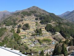 落合集落（徳島県三好市東祖谷）

標高差390mの急斜面に、江戸中期から昭和初期にかけて建てられた民家や石垣が残っています。
国の伝統的建造物群保存地区に指定されている集落です。
リノベーションした古民家を一棟貸しする茅葺き民家が８棟もあるそうです。