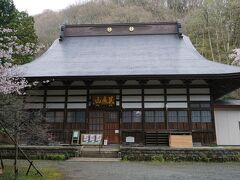 観音寺の創建は建久年間（１１９０年～１１９８年）とされ、当地に配された三浦経連（猪苗代経連）が観音像を亀ヶ城（猪苗代城）に安置し、後にその観音像を本尊として寺院を開いたのが始まりと伝えられ、以降、城主、三浦家の菩提寺として庇護されています。