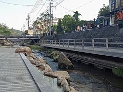 夕食前に玉造温泉街を散策しました。
玉湯川には足湯があり、とても綺麗に整備されていました。
ここの足湯は少し熱めです。