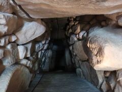 この古墳館がまた楽しくてですね、まずＶＴＲでお勉強した後、カンテラを借りて、暗い石室（レプリカ）に入る仕掛け
10m以上奥の石室まで、ドキドキしながら進みます