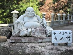 13:25　12番札所 焼山寺（徳島県名西郡神山町）快晴・13℃
高野山 真言宗、摩廬山 正寿院。

標高938mの焼山寺山の8合目近くにあって、四国霊場で2番目に高い山岳札所。
駐車場からも、さらに山門、仁王門、鐘楼、本堂、大師堂、納経所へと続く坂道を登っていきます。