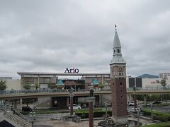 倉敷駅に到着すると、駅前にどかんとセブン&アイ・ホールディングス傘下のアリオ倉敷（大型ショッピングモール）が現れます。