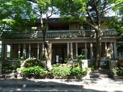山手234番館 横浜市認定歴史的建造物

朝香吉蔵の設計により昭和2 (1927)年頃に建築された外国人向けの共同住宅。左右対称で４つの住居があった。