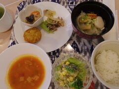 ハイパーイン高松の朝食。
香川名物の「しっぽくうどん」がありました。
他にも煮物やスープなど、野菜が多くて良いです。