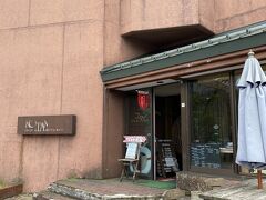 連れと合流し、連れお勧めのKOTANというレストランでランチです。
釣り人御用達の店のようです。