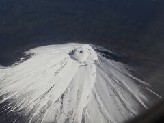 ネット情報によると、岡山行きは富士山の真上を通るのでよく見えないかも、見えるとしたら左側と書いてあったので左側の座席を予約。
こんなに近くを飛んでいます。
富士山の真上が見えました。