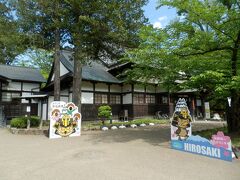 途中、弘前公園券売所が在りますが９時前なのでスルーです、

「弘前城 本丸 北の郭」にやって来ました武徳殿休憩所前には観光ＰＲ用顔抜き看板は弘前城築城４００年祭のマスコットキャラクター・たか丸くんだそうです。