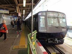 　とりあえず待っていた、横浜行の特急に乗車しました。平成一桁生まれの8000系電車です。
　相鉄の「デザインブランドアッププロジェクト」に基づく、ネイビーブルーに衣替えしています。
