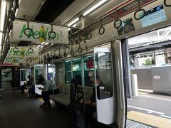 　横浜方面と、東京都心方面の線路が分かれるジャンクション・西谷で、相鉄JR直通線の電車に乗り換え。こちらも相鉄の車両で、新デザインを取り入れた新車です。
　発車してからすぐ、おばあちゃんが「横浜行かないの！？」と困惑。以前は通過駅の違いはあれどすべて横浜行だったので、難しくなった印象は否めません。
