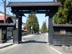 通りをそのまま行けば「長勝寺 黒門」が在り高麗門です、

参道の奥には曹洞宗・長勝寺がありその表門に当たり建立は貞享４年（江戸時代で将軍綱吉の時代）頃だと言われています。