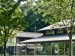 お風呂とビールでスッキリしたので、TAKAO599MUSEUMへ。
芝生と白くてモダンな建物のコントラストがきれいな施設。
無料で高尾山の自然について学べます。