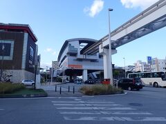 ホテルからゆいレール「おもろまち駅」までは徒歩５分くらいかな。
植栽のある広い歩道を歩いて行きます。

おもろまち駅とTギャラリア。