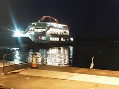 3月29日（水）
大阪からはるばるやってきた同行者と合流し、夜の宮島へ向かいました。
写真の宮島松大汽船ではなく、その隣に発着するJR西日本宮島フェリーに乗船しました。JR西日本宮島フェリーは、青春18きっぷで乗船することができます。
