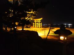 （夜の大鳥居1/4）
干潮を狙っては来たものの、本当に鳥居まで歩いていけるかどうか心配でした。大鳥居が見えてくると、歩いている人がいることがわかり、安心しました。
大鳥居は強い光でライトアップされています。夜の大鳥居に近付いたのは初めてでした。
「思ったより人がいるな」と感じましたが、落ち着いた雰囲気でした。地面もしっかりしており、何の問題もなく大鳥居まで歩くことができました。

大鳥居と星をいっしょに撮ろうとしましたが、明るさを空に合わせると、大鳥居が光ってしまいます。明るさを大鳥居に合わせると、星がほとんど見えませんでした。