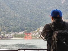 3月31日（金）
この日は、2日前に続き、再度宮島を訪れました。
満潮の時刻に合わせるため、広島駅を5:52に出発する山陽本線の始発に乗り、宮島口でフェリーに乗り換えました。
宮島口駅の到着時刻は6:18、宮島口港からのフェリー出港時刻は6:25です。早歩きで桟橋に向かいました。

船内には宮島へ通勤中と思われる人が多く、座席も埋まり気味でした。
フェリーからは大鳥居を望むことができました。