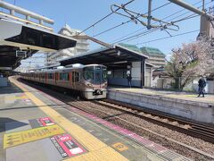 （桜ノ宮駅1/2）
桜ノ宮駅からは大阪環状線に乗り、2つめの目的地を目指しました。
駅は川の横にあり、桜がすぐそこに咲いています。乗る列車が到着するのとは反対側の京橋方面のホームで写真を撮ろうとしました。
ところが、京橋方面と大阪方面の電車が2回連続で重なり、上手に写真を撮ることはできませんでした。