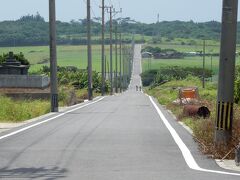 Vの字に分かれた向かって左側の一直線に伸びる道路が「シュガーロード」です。

「シュガーロード」は細崎海岸に寄った後に、写真の奥側からこちらに向かって通ります。