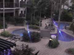 朝食は昨日夜にホテルから徒歩5分のケアンズ・セントラル内にあるコールズで買っておいたパンとヨーグルトで簡単な朝ごはん。ホテルには大きなベランダがあり、そこにダイニングテーブルも置いてあるので、そこで食べました。私たちの部屋は２階で、部屋からはプール、ヤシの木が見えて鳥がやってきたりと異国情緒があり、とっても良い。滞在中の朝食はすべてこのインナーバルコニーで食べました。

