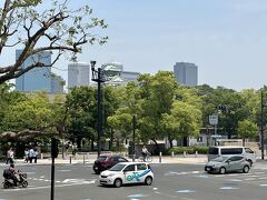 午後までアポがないので、部屋で仕事してから一人で大阪城見学に行きました。
大阪城には最寄り駅がいくつかありますが、谷町四丁目駅からアクセスしました。
地下鉄から上がると、ビルと並んで大阪城が立ってます。