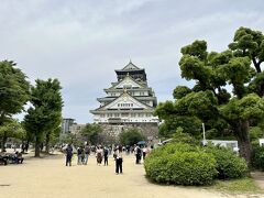いよいよ天守閣のふもとまで来ました。
大阪城は鉄筋コンクリートで作られた復興天守第一号で、昭和6年（1931）再建されました。
豊臣秀吉が作った大阪城は黒く、金箔押しの瓦と金の破風飾りという豪華絢爛なものだったと言われていますが、その姿は「大坂夏の陣図屏風」しか記録がなかったため、徳川時代に作られた白亜の城をモデルに豊臣風のアレンジをするという不思議な外観になっています。
