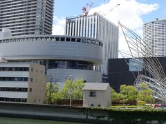 　川向うに見えるのは大阪市立科学館と国立国際美術館のモニュメント。
