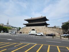 東大門（興仁之門）です。
今回はソウル漢陽都城の城壁を歩いてみたくて来ました。
