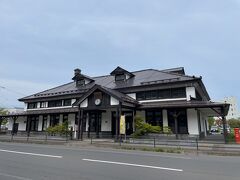 食後は室蘭旧駅舎に立ちよった。桟橋近くにかつての駅舎が保存されている。
現在の駅舎は桟橋から離れた内陸の方に移転している。