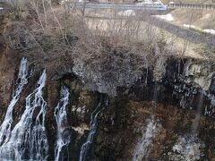 水質が違うため、右側の滝は白濁しています。