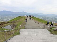 11:50 大観峰 展望所

駐車場は大混雑。
でも、
観光客の皆さんの回転が良くって奥の駐車場をゲット。