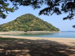 途中、菊ケ浜に立ち寄りました。指月山（しづきさん）が見えます（この後、この山に登りました）。静かで美しい海でした。夏は海水浴場にもなるようです。