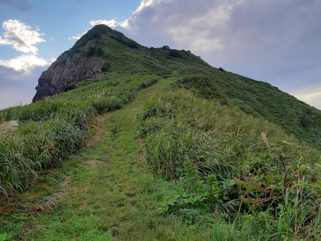 佐渡島・両津港に到着して、ホテル行く前に大野亀を見学。<br />”亀のように見える巨大な一枚岩”ということですが、こちら側からでは全く分かりません。