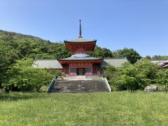 更に車道を下って行くと、善光寺雲上殿。
ショートカットで通過させてもらいます。
左側に先ほど登った地附山が見えます。
雲上殿から戸隠バードラインを15分ほど歩き、車を停めている霊山寺に戻りました。
ちょうど3時間のトレッキングでした。