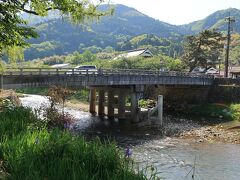 殿町どおりを進むと、津和野川に出ます。