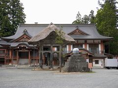 「出羽三山神社参集殿」から入って、ツアー全員で参拝した後に御祈祷をしていただくということはここにきて初めて知りました。