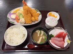 近くの人気定食屋さん。たくさんあるメニューから3人ともミックスフライ(エビ3本、マグロ、アジ)定食。隣がお魚屋さんでお刺身もついて1500円。美味しかったー！(写真がこれしかなくてごめんなさい。お茶やおしぼりはセルフサービスですが、出てくるのも早くて大満足)