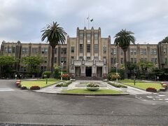 で、それに対峙している県庁。
大学の校舎のような権威主義に萌え。